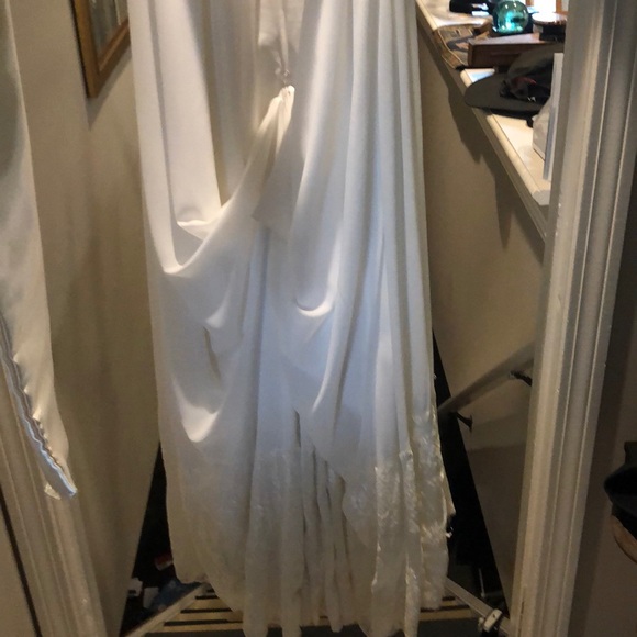 Beautiful custom made lace wedding dress - Picture 4 of 8